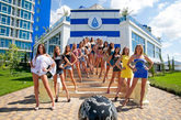 在乌克兰直辖市塞瓦斯托波尔(Sevastopol)选美比赛即将拉开帷幕。近日，其中参加选美的15位女孩被邀请至当地的水上公园游玩，作为庆祝其成立15周年的热身赛。

