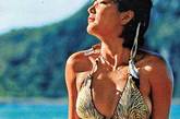 1983年身材火辣的林青霞，穿上价值500美元的三点式泳衣，在澎湖海滩让秦汉操刀，拍下一生中最野性的美丽时刻。