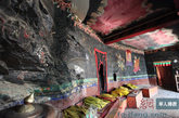 闭关一般是独居一室或一座小院，藏传佛教的瑜伽行者则多独居山洞。有专人照料其生活起居称为“护关”。（图片来源：凤凰网华人佛教  摄影：曹立君）