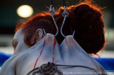 女子鱼钩穿身呼吁保护鲨鱼 6月14日，英国行为艺术家爱丽丝-纽斯蒂德在香港街头表演情景剧，用鱼钩穿身将自己悬挂起来，再现鲨鱼被捕获割鳍的情景，呼吁人们勿吃鱼翅，保护鲨鱼。 
