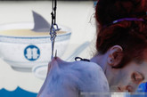 女子鱼钩穿身呼吁保护鲨鱼 6月14日，英国行为艺术家爱丽丝-纽斯蒂德在香港街头表演情景剧，用鱼钩穿身将自己悬挂起来，再现鲨鱼被捕获割鳍的情景，呼吁人们勿吃鱼翅，保护鲨鱼。 
