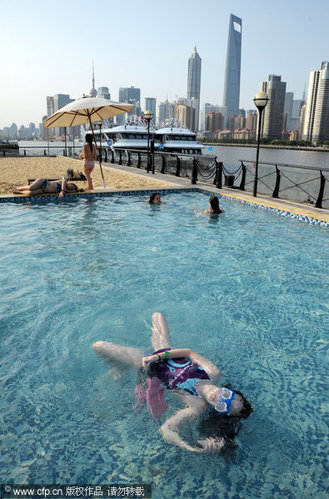 上海黄浦江海滩开放 外国美女争相戏水