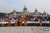 中国佛教三大语系高僧大德、社会书画名家、收藏家及企业家代表200余人参加了开幕式。（图片来源：凤凰网华人佛教 摄影：丹珍旺姆）