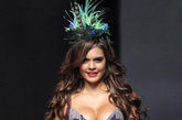 7月27日，在哥伦比亚麦德林举行的哥伦比亚时尚内衣秀上，几位名模特红唇展示新款作品。