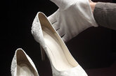 凯特王妃选的是这款缎制的绣花鞋
凯特王妃选的是这款缎制的绣花鞋。缎制的鞋一般比较精致、狭窄，它适合脚窄的新娘，配上同样面料的旗袍，一个古典的美人顿时出现在宾客面前。