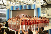 7月28日，第九届中国国际数码互动娱乐展览会即2011年ChinaJoy在上海正式拉开帷幕。展商请来众多美少女为其站台助阵，吸引观众眼球。这些被称为“showgirl”的美少女，是宅男们参加展会的一大重要原因。