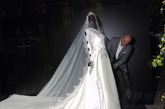 该品牌设计师Sarah Burton也大方展示他设计的圣洁婚纱礼服。