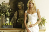 简单白色婚纱
婚礼不需要过于繁复和华丽的装饰，简简单单的美就很动人。