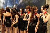 7月28日，第九届中国国际数码互动娱乐展览会即2011年ChinaJoy在上海正式拉开帷幕。展商请来众多美少女为其站台助阵，吸引观众眼球。这些被称为“showgirl”的美少女，是宅男们参加展会的一大重要原因。