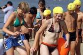 俄罗斯的小学生们，高兴的说在大海游泳、沙滩排球等运动项目是他们的最爱。