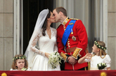 英国威廉王子大婚，外界最关注的，莫过于新娘凯特（Kate Middleton）会穿着怎样的婚纱，而最后答案揭晓，一件“结合了传统与现代特征”的婚纱出自Alexander McQueen的Sarah Burton之手。现在带大家来看看这件毁誉参半的“世纪婚纱”的细节，包括它的全方位拍摄及蕾丝图案，而这套婚纱也不仅仅是指衣服本身，包括配套的头纱、王冠、捧花、高跟鞋等，都是设计师精心挑选的结果。2011年4月28日，威廉王子（Prince William）和准王妃凯特（Kate Middleton）的皇家婚礼举世瞩目。