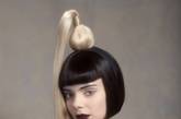 被搞怪天后Lady GaGa 拥护的时尚界最疯狂帽饰大师Piers Atkinson 的2011秋冬系列依然让人跌破眼镜。这个宛如艺术品般夸张的帽饰系列，每一件都像是一件经过细心雕琢的雕塑作品。那款被Anna Dello Russo 佩戴过的经典樱桃帽子在这一季的作品中得以改良再现，黑色的樱桃帽可爱中透着诡异的气质。　　