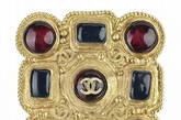 香奈儿（Chanel）高级手工坊近期以拜占庭Byzantine（亦即东罗马帝国）文化为灵感，打造了一系列复古迷人、华贵优雅的“Paris-Byzantine”高级珠宝，以罗马人最崇尚的金色作为主色调，白、紫、蓝、黄、粉、绿、红、黑等多种颜色作为映衬，令饰品显得华丽夺目，而大量采用拜占庭人擅长的镂空和镶嵌技艺，加上夸张直白的设计，用中世纪装饰艺术打造出恢弘的帝国之感。当然这样的饰品绝非为日常起居准备，而是要气场强大的人，配合隆重盛大的场合才行。