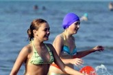 一年一度的俄罗斯小学生中国夏令营开始了！每批300名的少男少女，足迹遍布中国的沿海城市，俄罗斯少年们声称最喜欢大连。在大海游泳、沙滩排球等运动项目是他们的最爱。