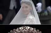 凯特戴了王冠，但并不是先前传说中的那一顶王室祖传钻石王冠。而是与婚纱及其搭调的铂金镶钻皇冠，配合白色半透明面纱，神秘又纯洁。
