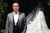 该品牌设计师Sarah Burton也大方展示他设计的圣洁婚纱礼服。 