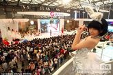 第九届ChinaJoy游戏展华丽启幕，为了吸引大家眼球，绝色Showgirl扮小白兔“求喂养”，非常可爱。