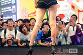 7月28日，第九届中国国际数码互动娱乐展览会即2011年ChinaJoy在上海正式拉开帷幕。展商请来众多美少女为其站台助阵，吸引观众眼球。这些被称为“showgirl”的美少女，是宅男们参加展会的一大重要原因。其中电视节目红人叶梓萱的加入也成为全场亮点。