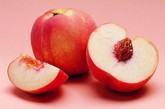 桃子


污垢：为了使桃子的表面看起来光滑洁净，在收获桃子的几周之前，农民会给桃子上撒农药。据报告，在桃子到消费者手里的时候，其表面已经覆盖了9层的农药。

　　超市避免方式：用贴有有机标志的袋子装桃子和其他的水果。

　　家用避免方式：很多商品上面会有一层蜡来保持农药的作用，所以用海绵或刷子洗掉这层蜡即可。