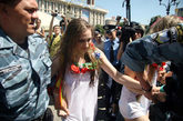 前一阵子乌克兰美女身着比基尼跳到城市喷泉中，抗议夏季热水短缺。