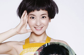 新版小燕子李晟拍摄时尚大片，俏丽之中丝毫找不到翻版赵薇的影子，反而妆容发型神似周迅，尽显灵动。