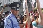 乌克兰妇女组织“FEMEN”抗议投资欺诈，为吸引眼球又是身着比基尼出动。