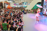 7月28日至7月31日，第九届中国国际数码互动娱乐展览会即2011年ChinaJoy在上海拉开帷幕。展会内容丰富多彩，涵盖了包括新游戏及周边产品发布、真人Cosplay表演、高峰论坛等，已成为中国游戏娱乐产业高速发展的一大缩影。 其中最受欢迎的要数，各个展商带来的showgirl，身着火辣性感服装，给宅男带来夏季的清凉风。
