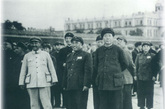 1949年9月30日，在人民英雄纪念碑奠基典礼上。左起：刘伯承、粟裕大将、贺龙、罗瑞卿大将、朱德、聂荣臻、毛泽东等。