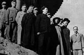 1949年，粟裕大將（左一）和劉伯承（左二）陪同毛主席和民主人士遊天壇。