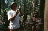 探访地球最后的石器时代生活——澳洲巴布亚新几内亚的土著部落。巴布亚新几内亚也许是这个世界上土著人可以保持其传统生活方式的最后几个家园之一。岛上山峦起伏，峡谷幽深，这种独特的地理条件使现代世界仅存在于沿海地区，在大山面前止步。巴布亚新几内亚全称“巴布亚新几内亚独立国”，位于南太平洋西部， 包括新几内亚岛东半部及附近俾斯麦群岛、布干维尔岛等共约600 余个大小岛屿。