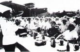 1979年7月粟裕（前右二）陪同中央軍委副主席鄧小平（前右一）視察海軍北海艦隊航空兵。