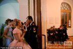 组图：实拍俄罗斯少年军校 美丽姑娘盛装出席舞会