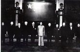 1954年粟裕大將（右四）陪同毛主席、周總理會見蘇聯顧問。