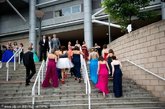 高中毕业舞会是英国中学生的一大盛事，是男孩女孩升级成男人女人的重要一夜。