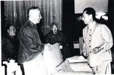 1982年9月1日粟裕（左二）同胡耀邦（右一）在中共十二大会议休息室。
