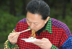 日本首相鸠山穿五色花格子衬衫被批“时尚灾难”