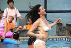 上海外滩“黄金泳池”别有洞天 外国潮女添春色