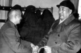 1980年徐向前元帥和粟裕大將在會議室裏。