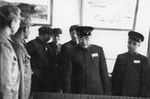 1952年4月，粟裕（右一）陪同朱德（右二）在北京视察装甲兵第一战车学校。