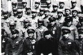 1955年3月总参谋长粟裕大将（前排右二）陪同朱德（前排右三）副主席接见空军首届英模代表大会代表。