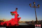 西班牙塞维利亚举行的一场时装秀，模特们展示弗拉明戈风格的服装。(图片来源：中国网)
