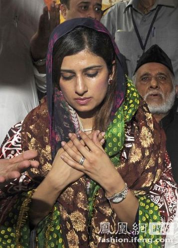 巴基斯坦美女外长爱大牌 穿衣风格受追捧