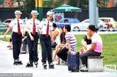 2011年8月1日，四川成都，天府广场8名美女城管劝导员头戴贝雷帽，脚穿轮滑鞋上岗巡逻、劝道执勤，用柔性劝道，来打造成都一道特殊的风景线。 
 
 
