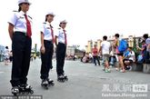 2011年8月1日，四川成都，天府广场8名美女城管劝导员头戴贝雷帽，脚穿轮滑鞋上岗巡逻、劝道执勤，用柔性劝道，来打造成都一道特殊的风景线。 
 
 
