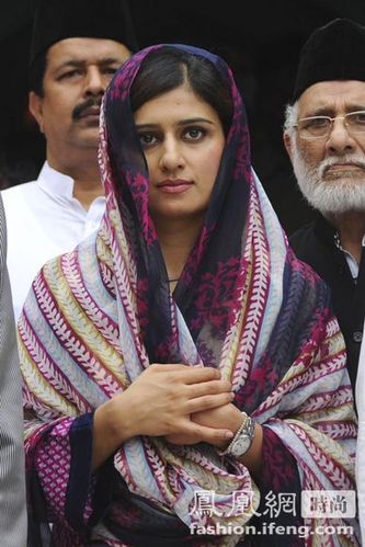 巴基斯坦美女外长爱大牌 穿衣风格受追捧