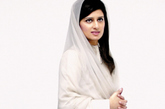 每次外出公干，拉巴妮哈尔都成为巴基斯坦国内时装界的关注对象，许多年轻女性也以拉巴妮哈尔的装扮为时尚潮流。