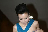 萧蔷以一袭低胸蓝色长裙艳惊全场，曼妙身姿展现在眼前。