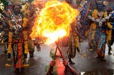 2011年7月25日，印度海德拉巴，民众欢庆“奉食节”。“奉食节”（Bonalu festival）是印度特朗阿拉地区的一个印度教民间节日，Bonalu意为“奉食”，是奉献祭品予母神的一种仪式，每年七八月间举行。
