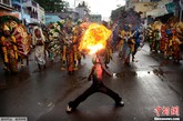 2011年7月25日，印度海德拉巴，民众欢庆“奉食节”。“奉食节”（Bonalu festival）是印度特朗阿拉地区的一个印度教民间节日，Bonalu意为“奉食”，是奉献祭品予母神的一种仪式，每年七八月间举行。
