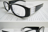 香奈儿经典款三排珍珠设计的眼镜。